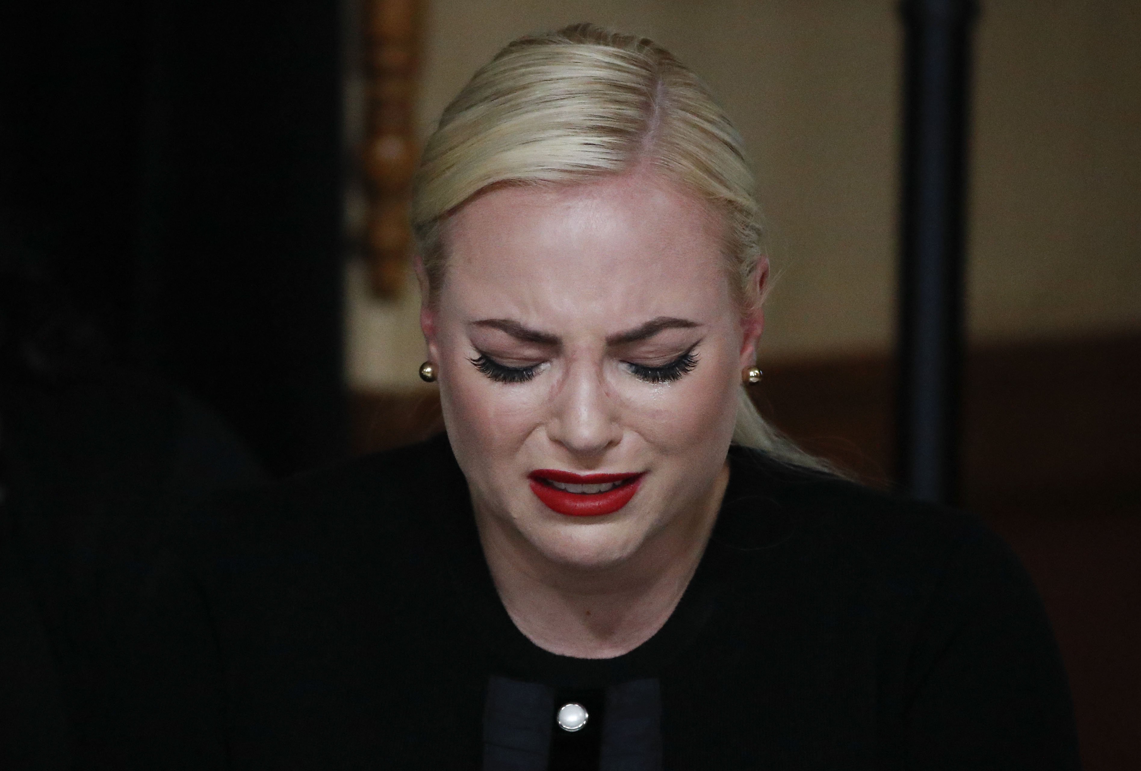   Meghan McCain touches the casket during a memorial service for the late Sen.  John McCain, at the Arizona Capitol on August 29, 2018, in Phoenix, Arizona |  Source: Getty Images 