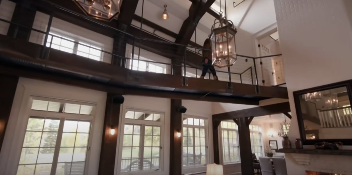 A view of the lobby room |  Source: Youtube.com/CNBC Make It 