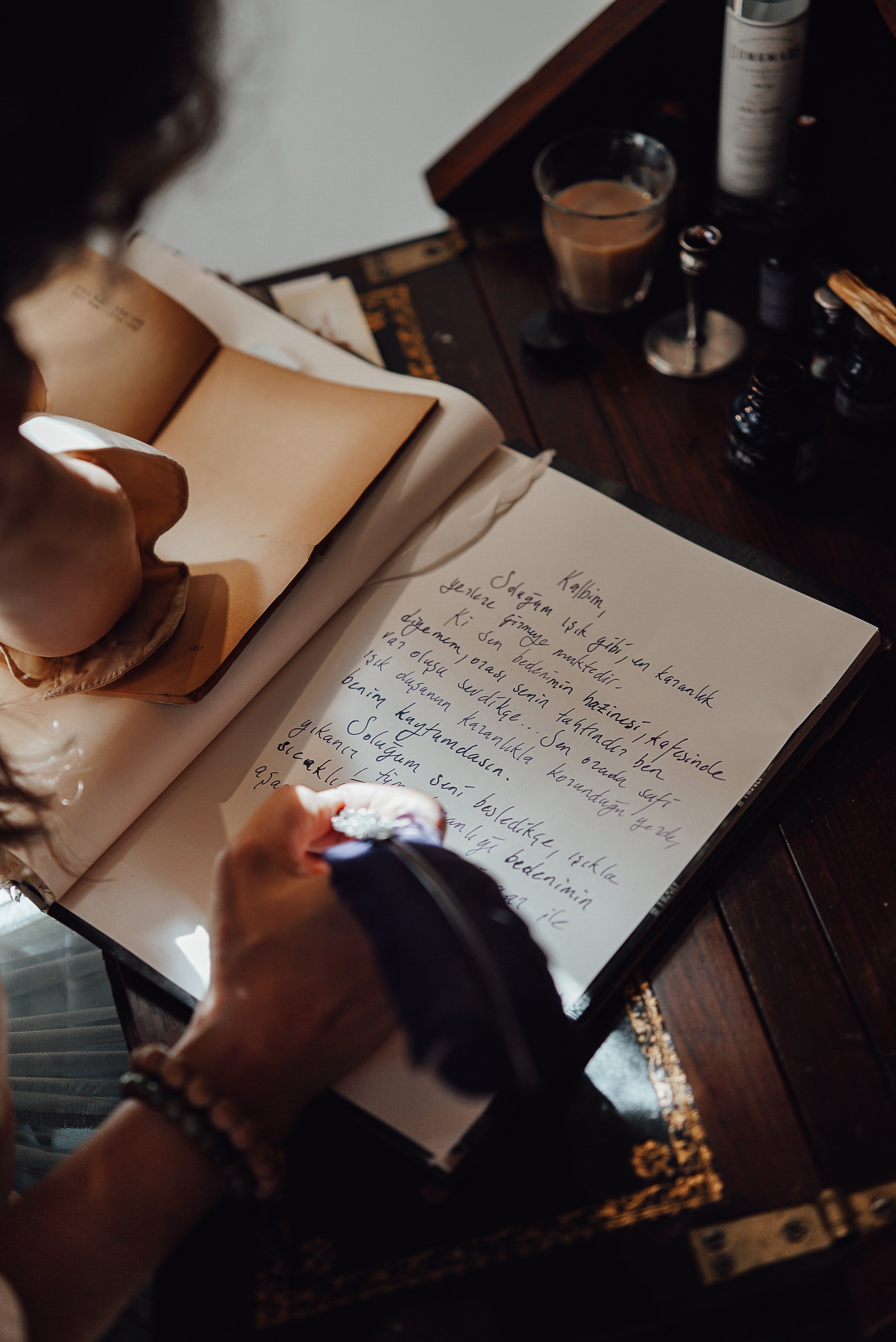Travis and Scarlett found another letter written by Maggie.  |  Source: Pexels