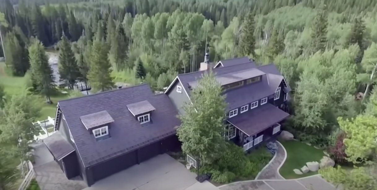 An aerial view of Kevin Costner's property |  Source: Youtube.com/CNBC Make It 