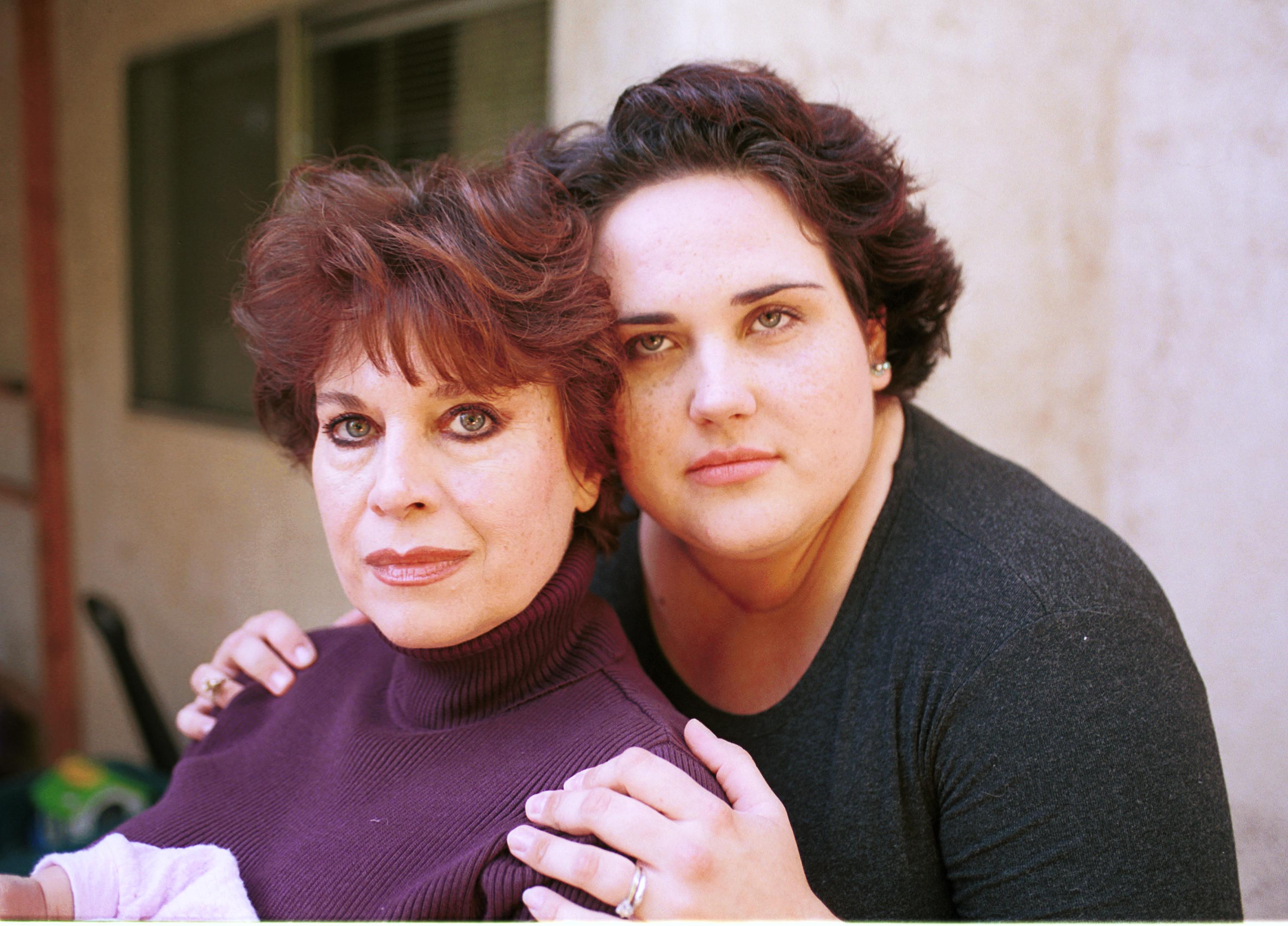 Actress Lana Wood posing with her daughter Evan Maldonado on September 28, 2000 in Thousand Oaks, California |  Source: Getty Images
