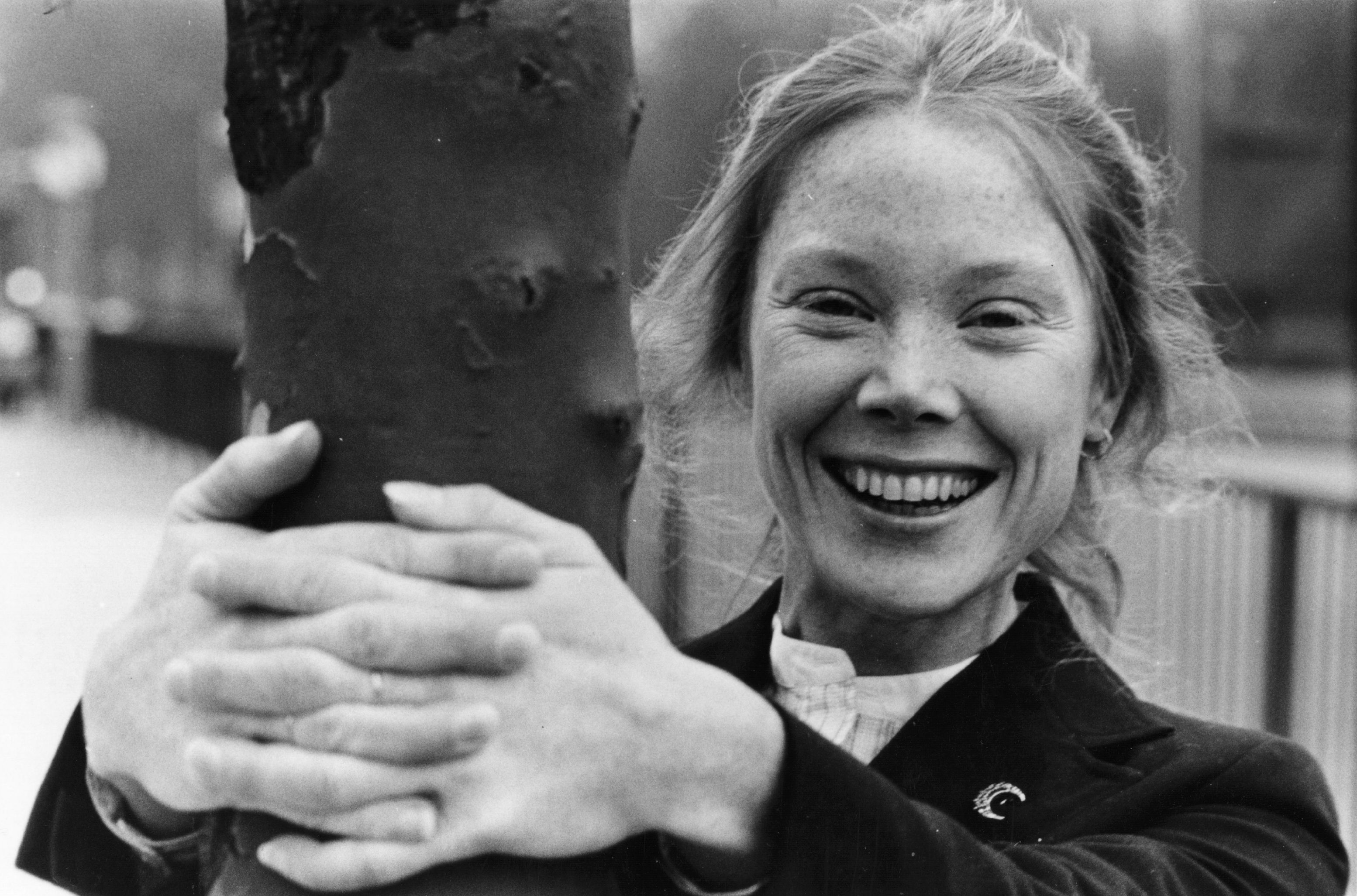 Sissy Spacek smiling as she poses in a black and white photo on September 11, 1977 |  Source: Getty Images
