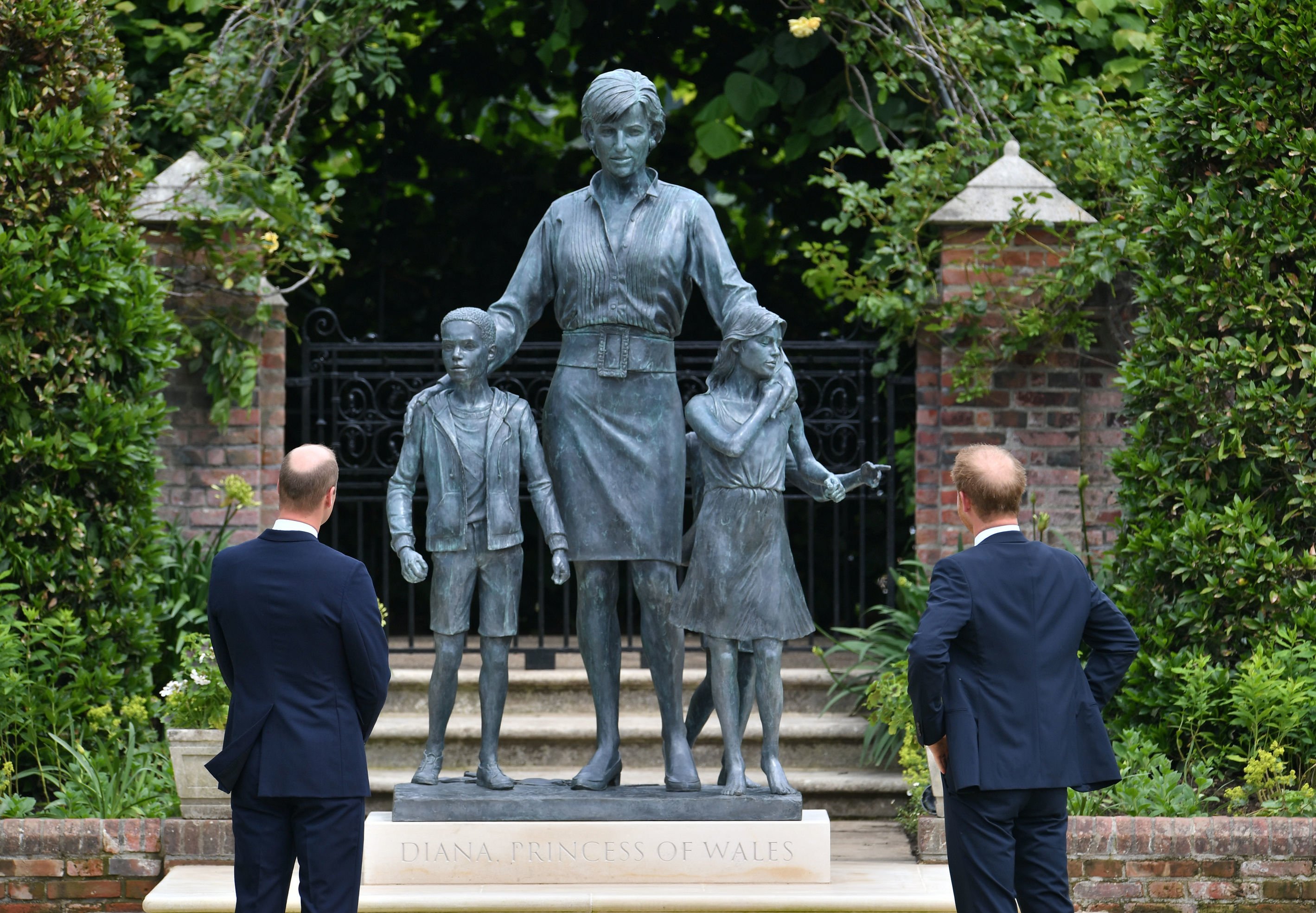 Prince Harry and Prince William unveil the statue of Princess Diana in London 2021. |  Source: Getty Images 