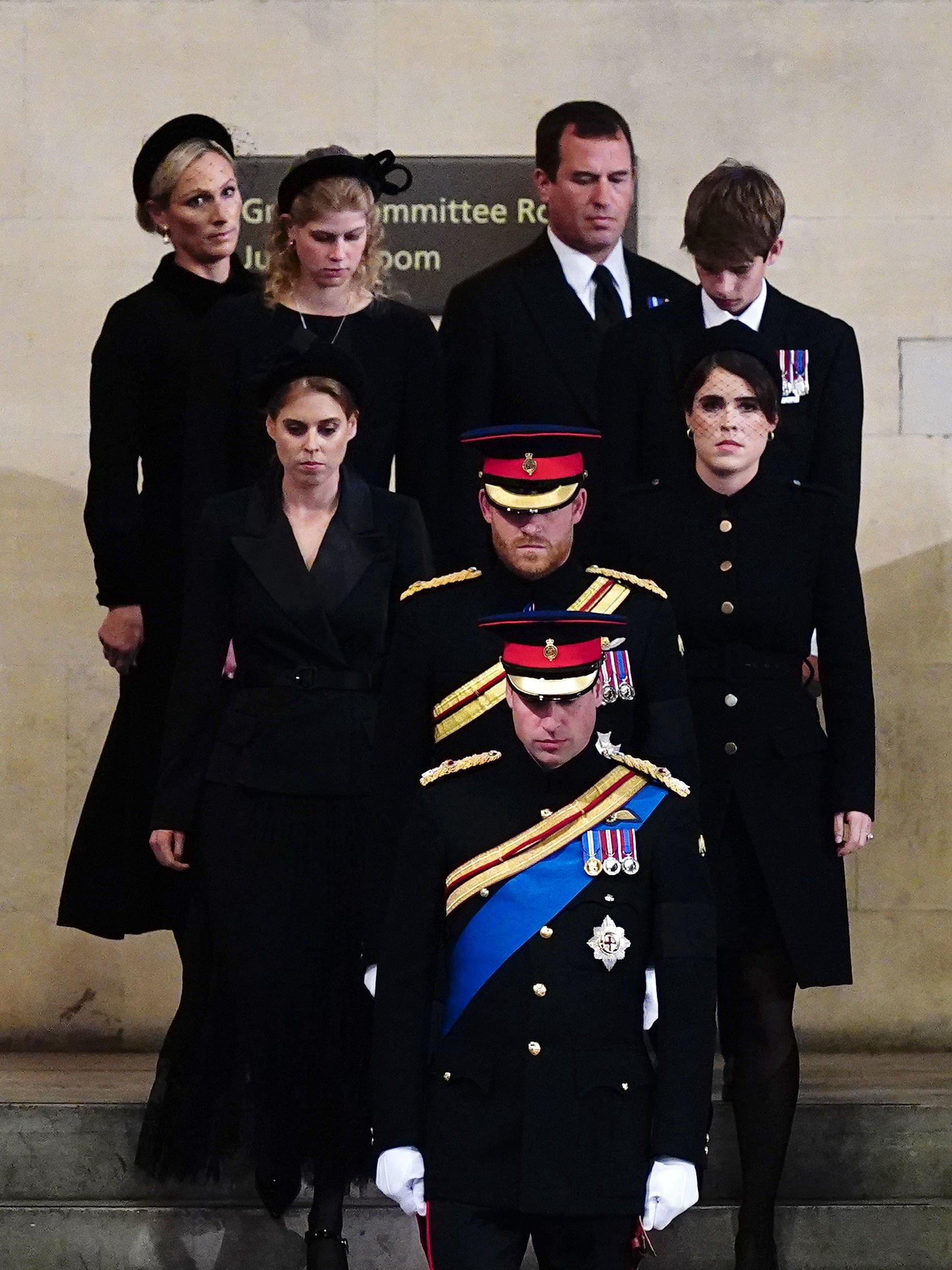 Prince William, Prince Harry, Princess Eugenie, Princess Beatrice, Peter Phillips, Zara Tindall, Lady Louise Windsor and James, Viscount Severn hold a vigil for Queen Elizabeth II at Westminster Hall on September 17, 2022. in London, England |  Source: Getty Images