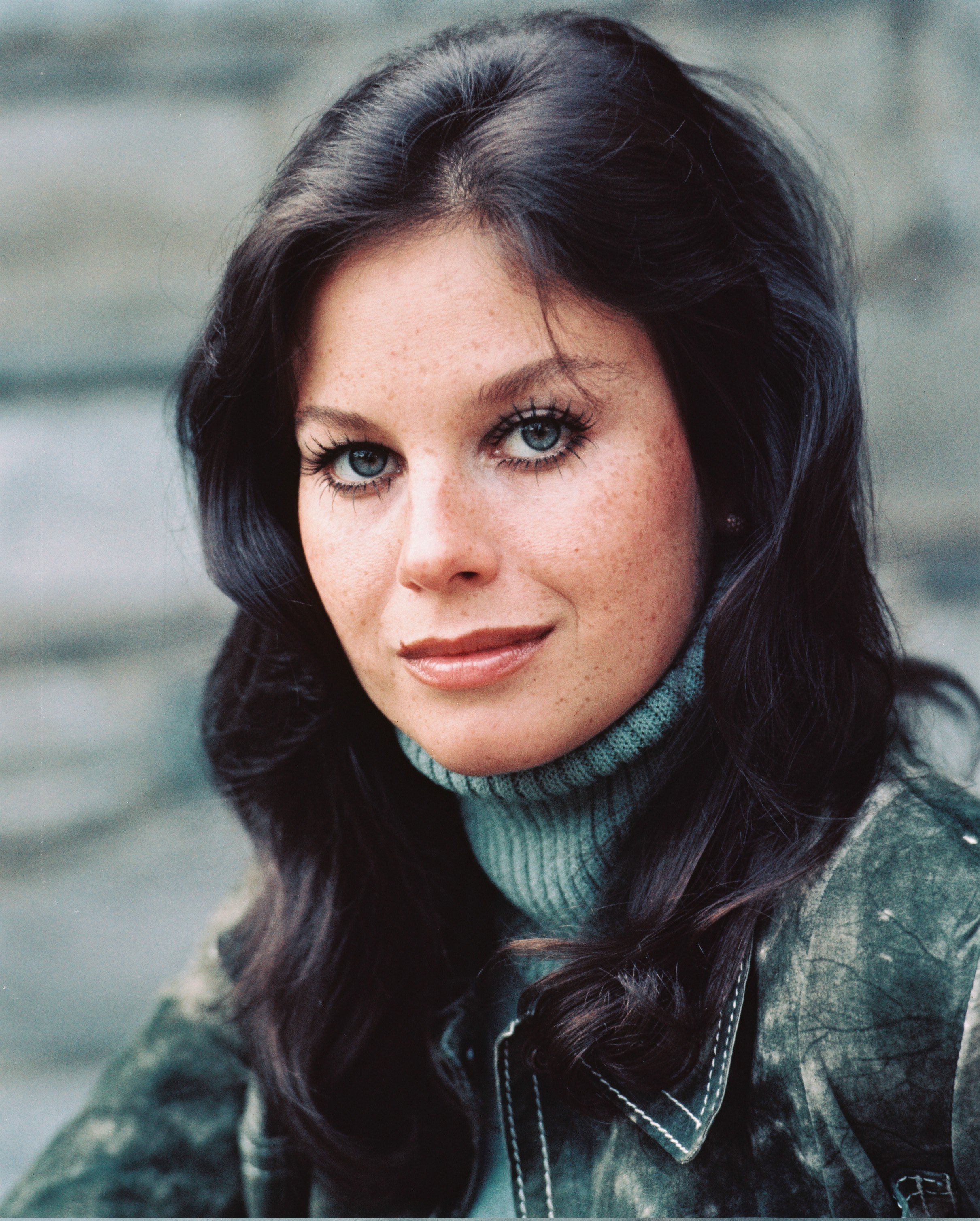 Producer Lana Wood photographed wearing a green turtleneck under a green suede jacket in 1970 |  Source: Getty Images